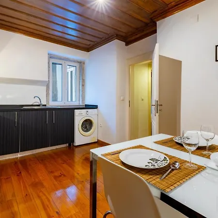 New Boutique Apt In Bairro Alto * ליסבון